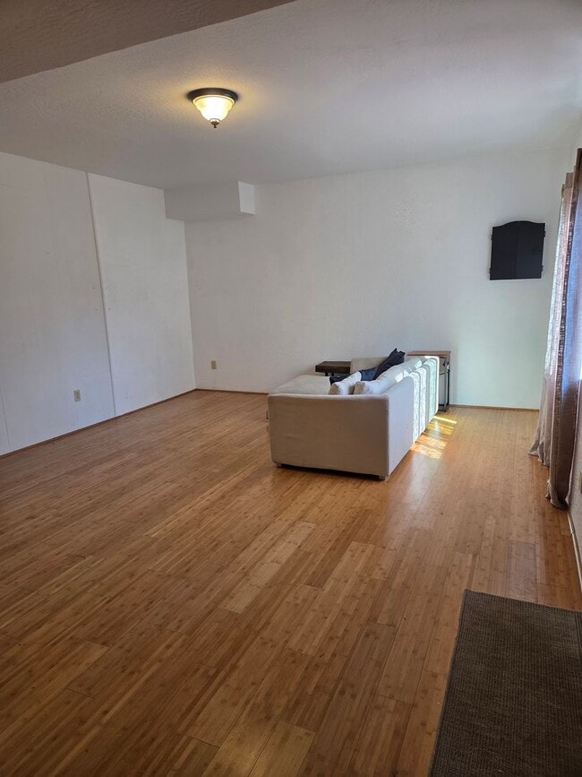Building Photo - Spacious 3 Bedroom, 2 Bath Home with Bonus...