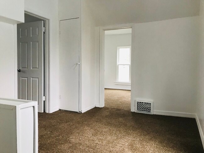 Building Photo - 616 W Wolf Ave