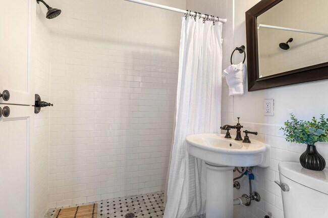 Building Photo - 715 St Charles Ave