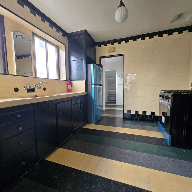 Building Photo - Large Fairfax area Lower Duplex