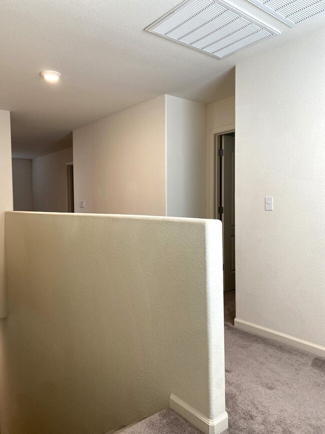 Building Photo - Spacious 4 bedroom/2 bath home waiting to ...