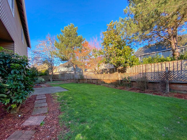 Building Photo - Stunning 4 Bed + 2.5 Bath House in Lake Oswego | Private Backyard, Open Floor Concept, Air Condit...
