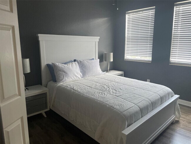 Building Photo - 10690 Old Hammock Wy