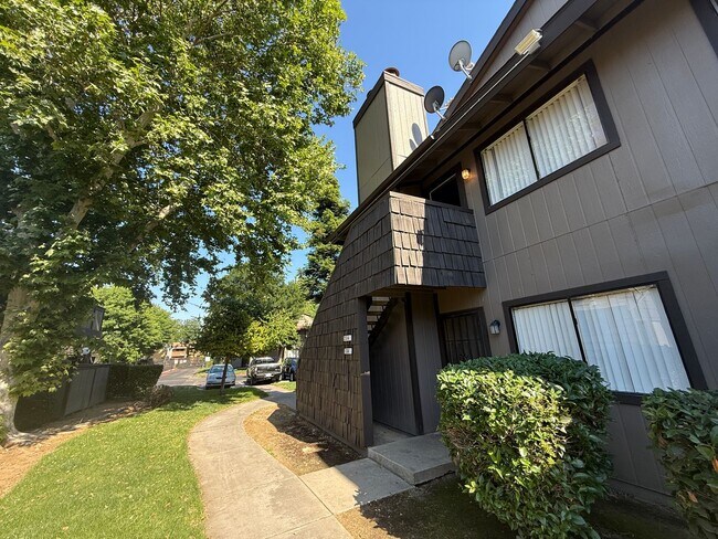 Building Photo - 1190 S Winery Ave