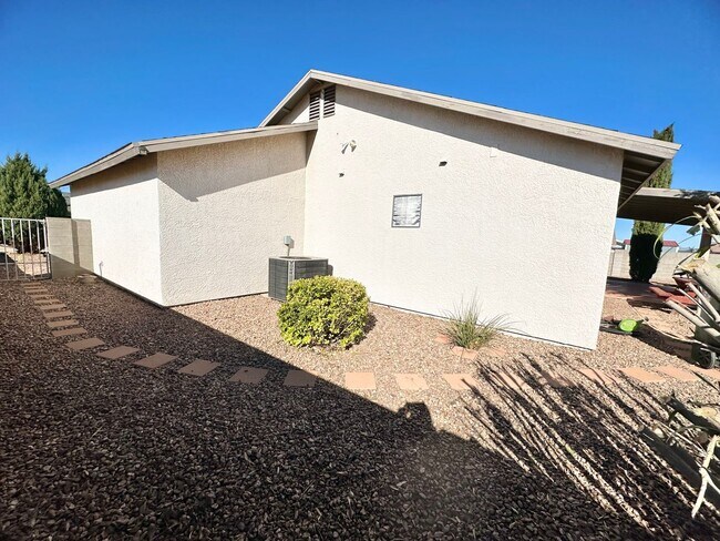 Building Photo - 3 Bedroom Home in Great Neighborhood!