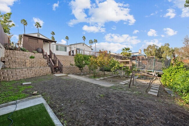 Building Photo - Semi furnished!