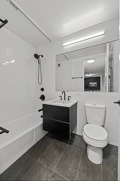 Building Photo - 250 E Houston St