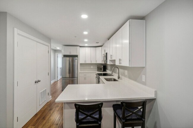 Building Photo - Modern 2-Bedroom with In-Unit W/D on Georg...