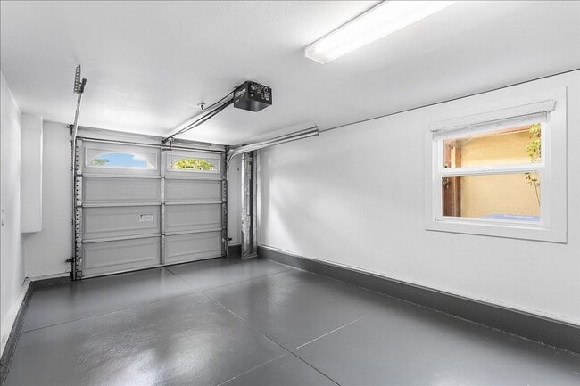 Building Photo - 1434 Paru St