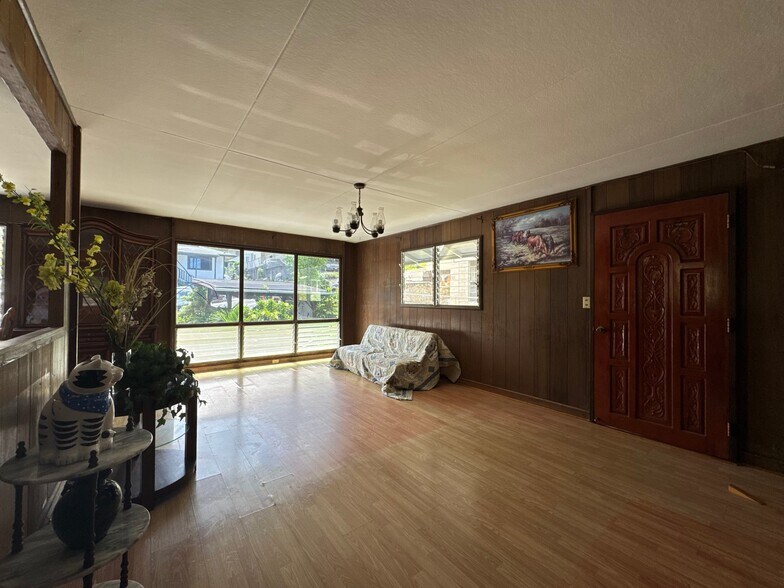 Building Photo - 1581 Pahulu St