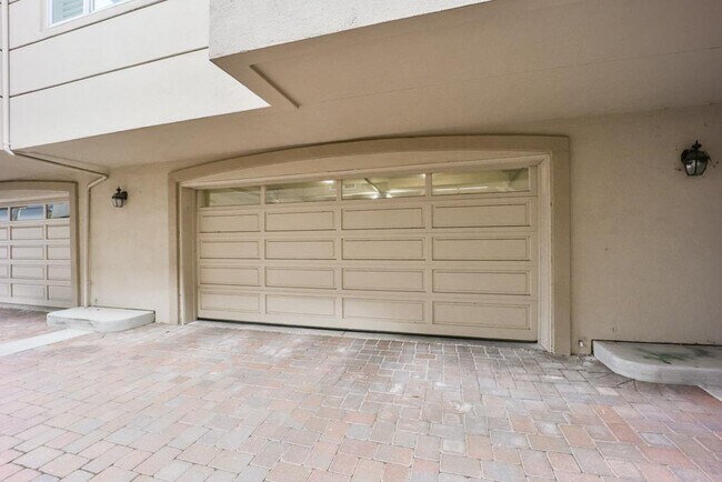 Building Photo - 492 Tyndall St