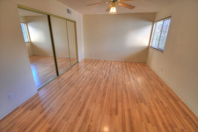 Building Photo - 10028 Del Chaparral Ct NE