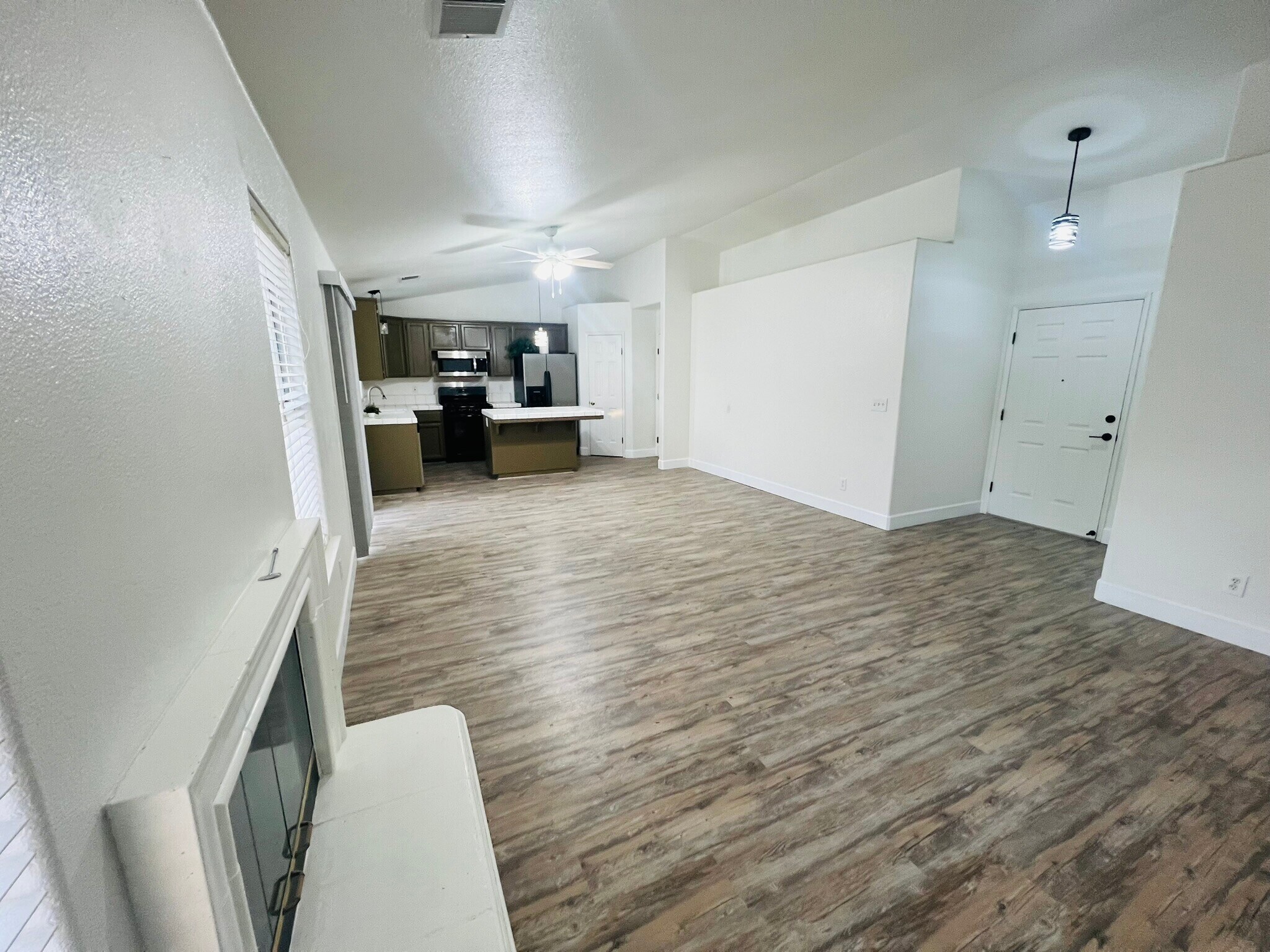 Building Photo - 575 W Cinnamon Ave