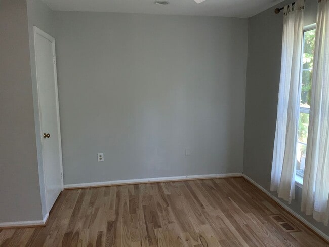 Building Photo - Beautiful 2BR 3.5BA updated town home located in the Saddle Ridge Community