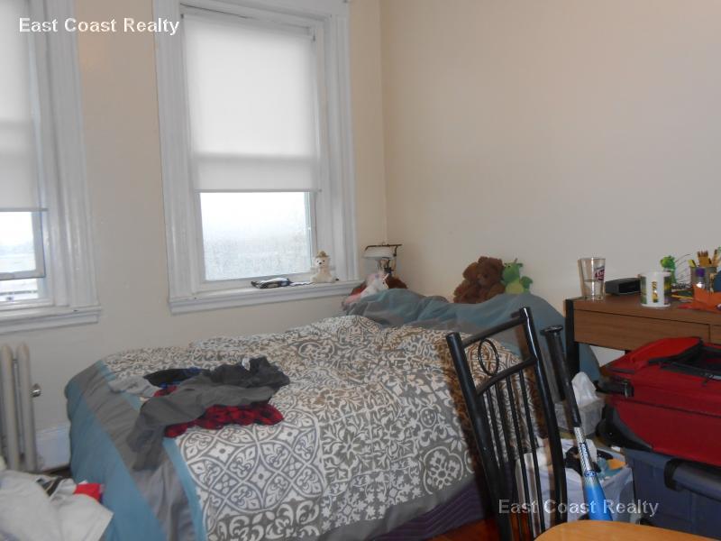 Building Photo - 220 Kelton St