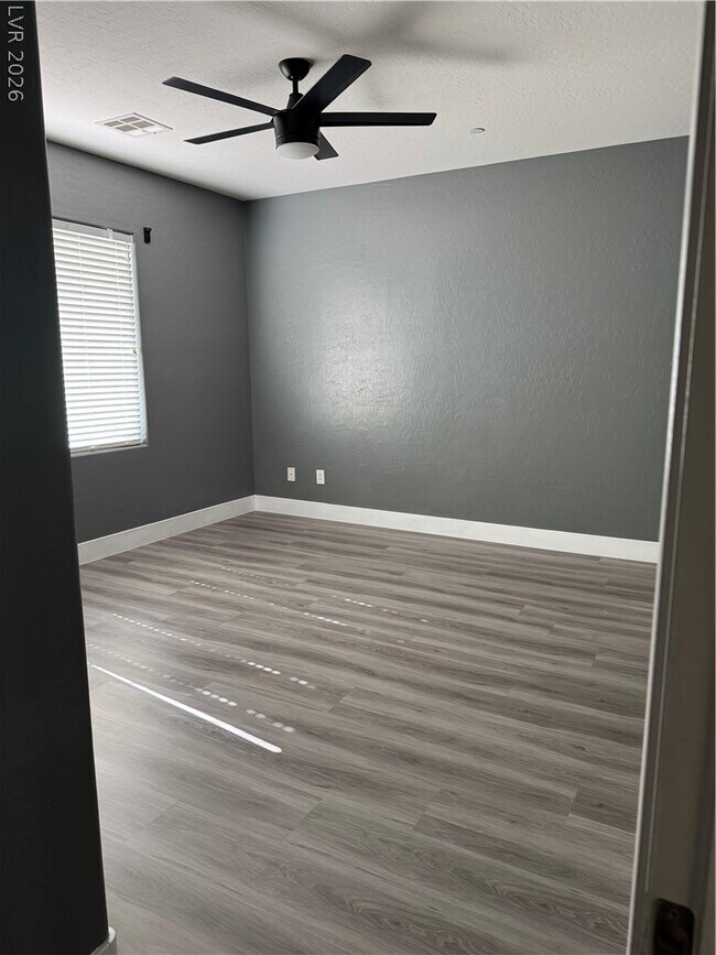 Building Photo - 6868 Sky Pointe Dr