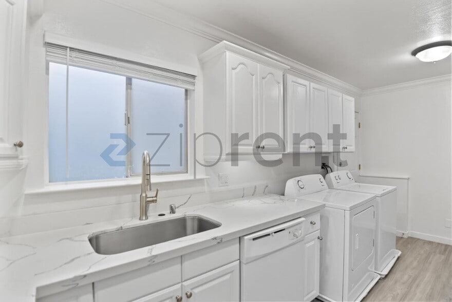 Building Photo - Unit A