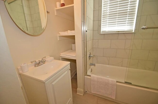 Building Photo - Charming Fully Furnished or unfurnished 1-Bed, 1-Bath steps from the Plaza District