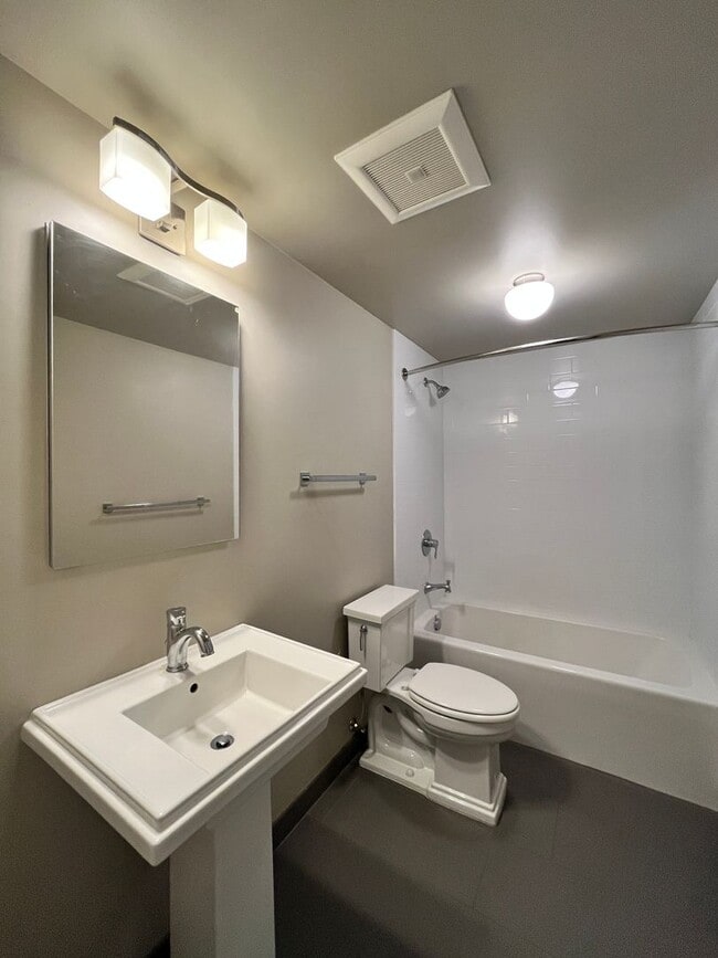 Building Photo - Gorgeous 2-Bedroom Townhome! Hardwood Floo...