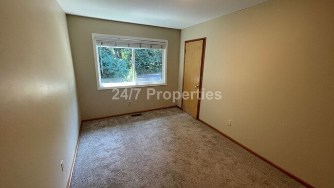Building Photo - Spacious 4BD I 2BA Home w/ Separate Living...