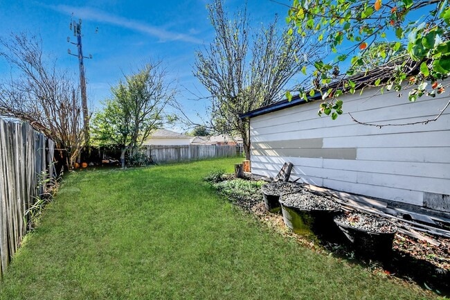 Building Photo - 8011 La Roche Ln