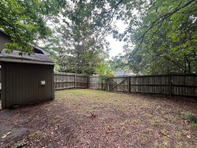 Building Photo - Cozy 2 Bedroom Minutes From Downtown