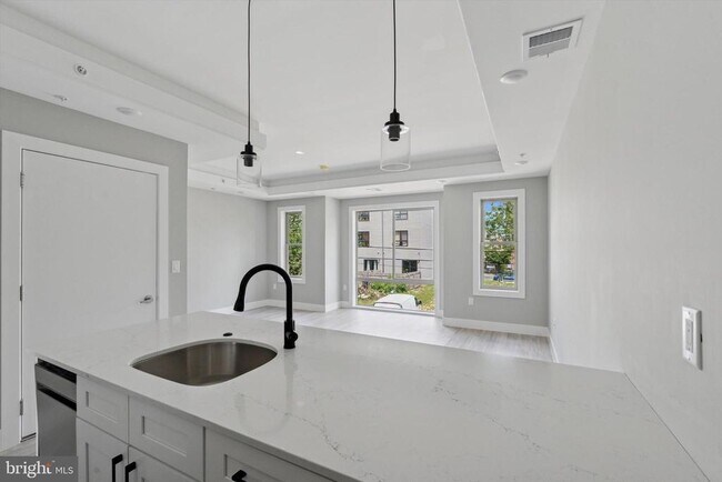 Primary Photo - 2401 N 2nd St