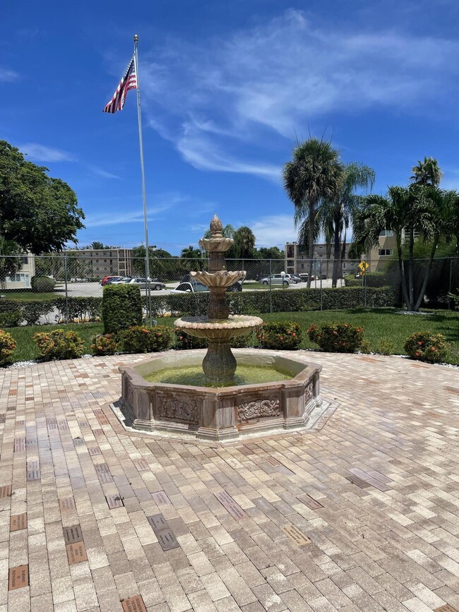 Building Photo - 701 Lori Dr