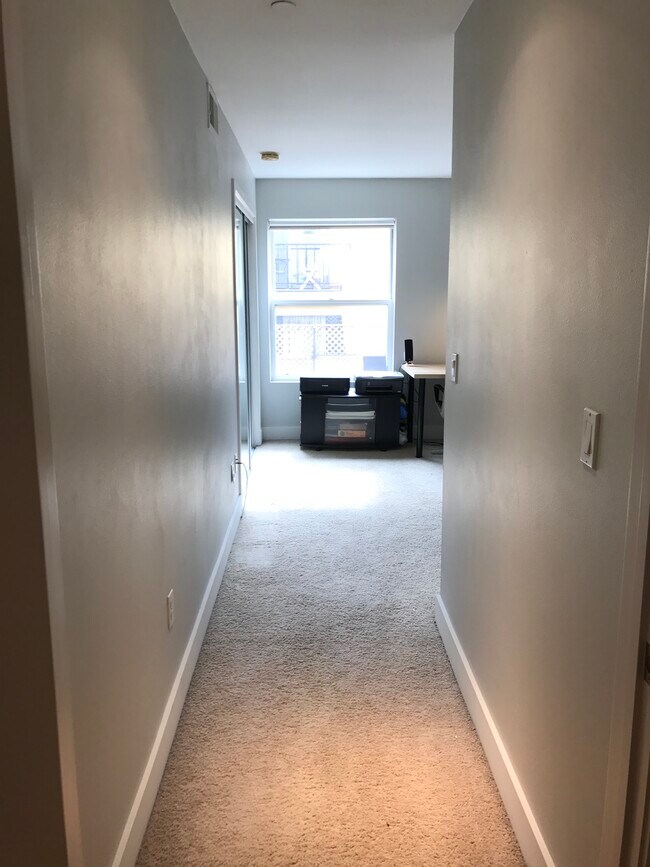 Building Photo - 1951 N Beachwood Dr