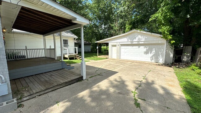 Building Photo - 338 N Skyline Dr