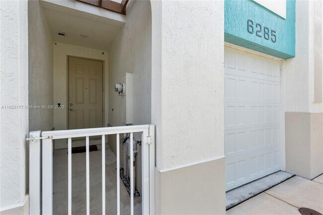Building Photo - 6285 SW 47th Manor