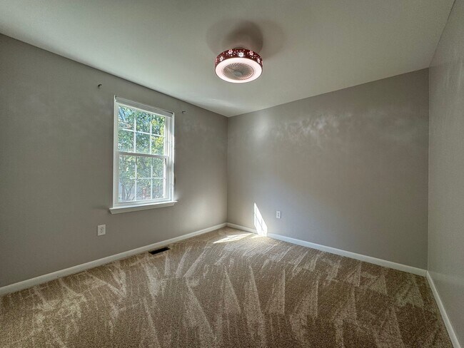 Building Photo - Stunning 4 Bed 2.5 Bath Single-Family Home...