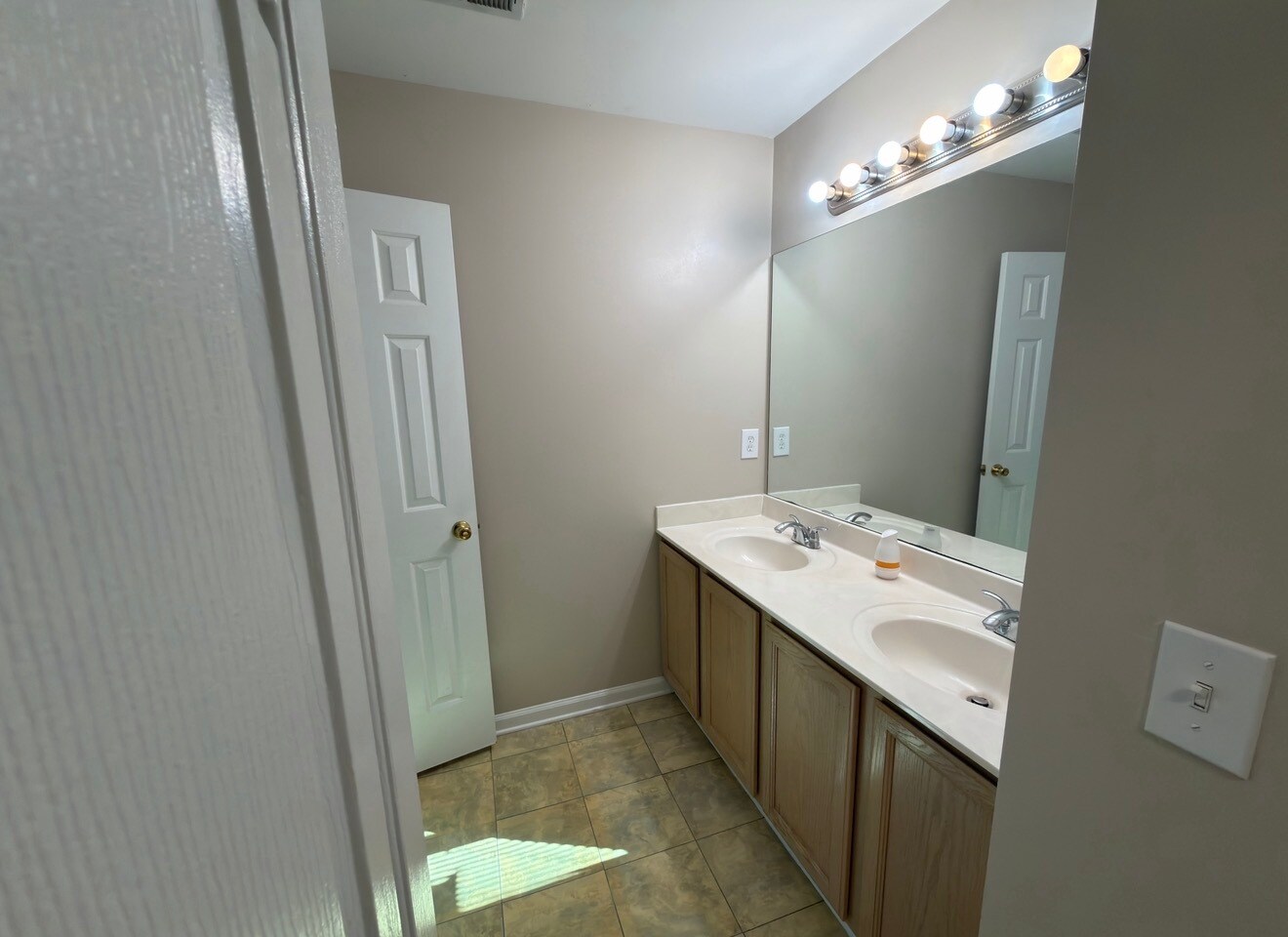 Building Photo - 1570 Valley Club Dr