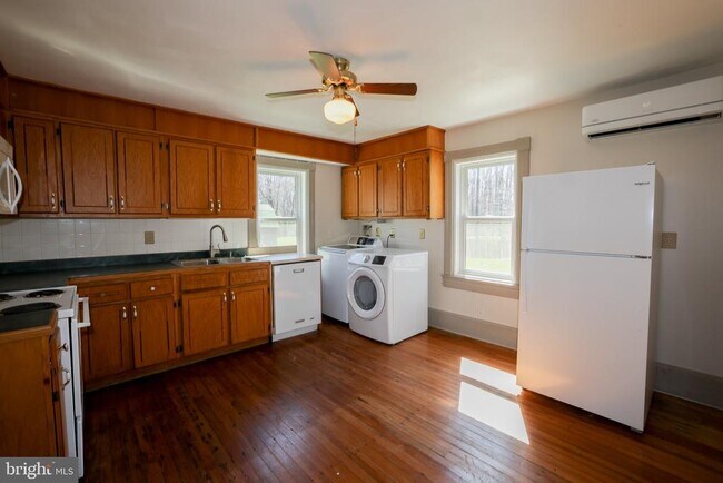 Building Photo - 24060 New Mountain Rd