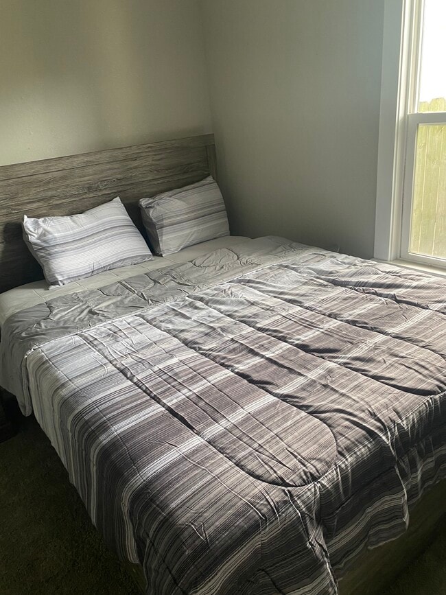 Building Photo - 918 N Crestway St