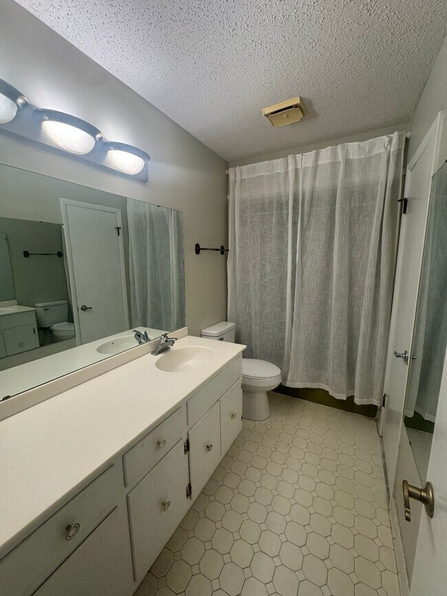 Building Photo - Spacious 2BR Townhome in Prime North of the River Location – Minutes from UA & Downtown