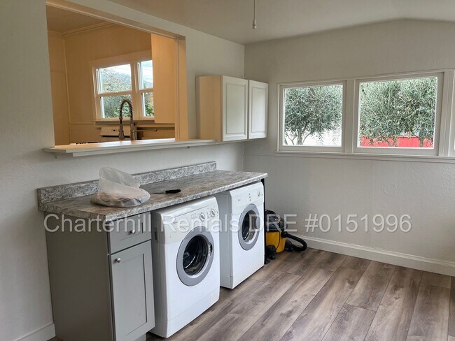 Building Photo - Wonderful, charming, home with large front porch in Kenwood