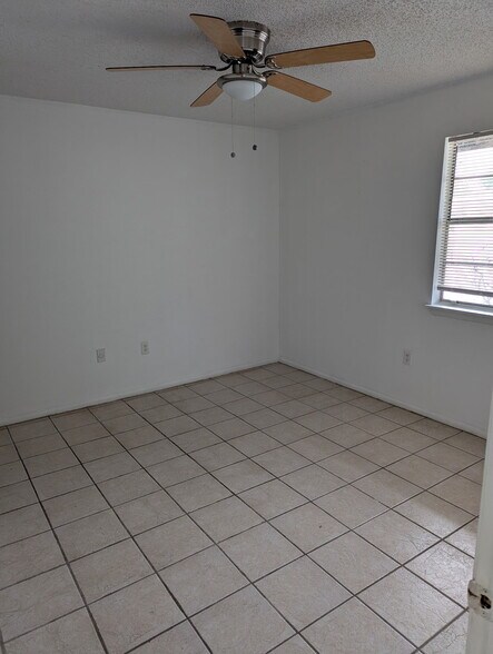 Building Photo - 2180 Knox Mcrae Dr