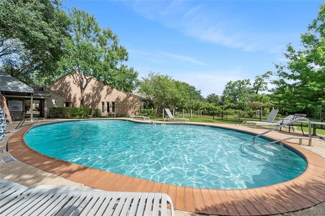 Building Photo - 9400 Doliver Dr