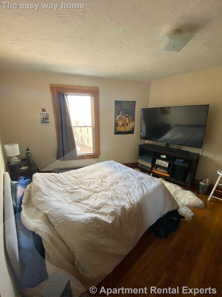 Building Photo - 100 River St