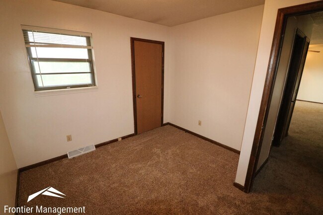 Building Photo - 4 br, 2 bath House - 824 Dondee Dr.