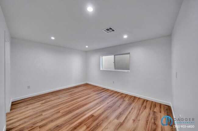 Building Photo - 11845 Hamlin St