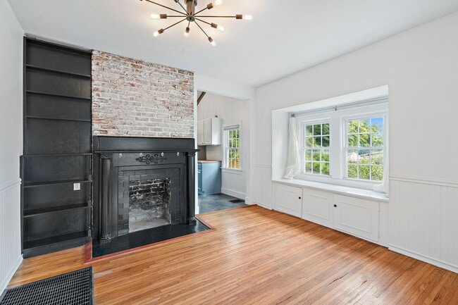 Building Photo - Adorable East Nashville Cottage w/ HUGE Fully-Fenced backyard!
