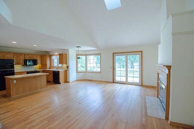 Building Photo - Beautiful Townhome in an Established Neighborhood
