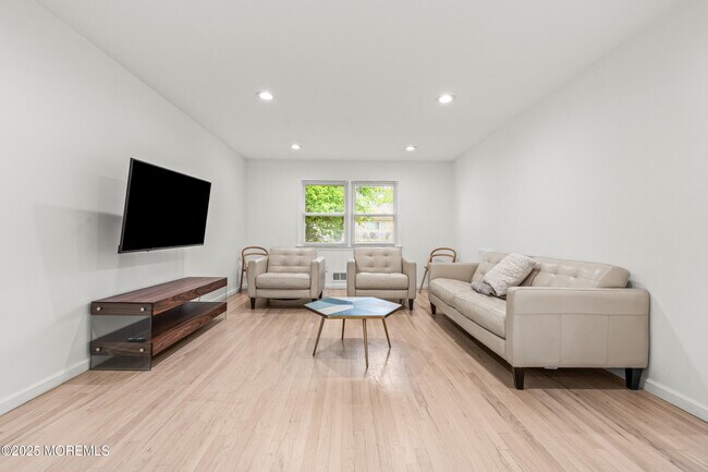 Building Photo - 14 Darien Dr
