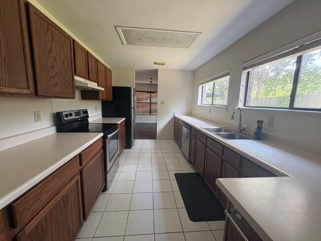 Building Photo - Spacious 4 Bedroom Home in Live Oak