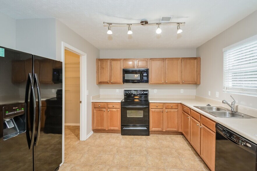 Building Photo - 2653 Sutherland Dr