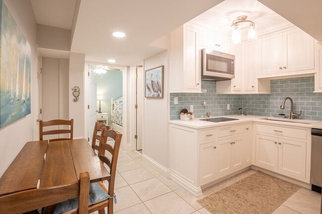 Building Photo - SHORT TERM ONLY Happy As A Clam Duplex