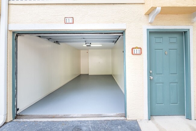 Building Photo - Beautiful 3 Bedroom, 2 Bath with Volume ceilings and Private Garage!
