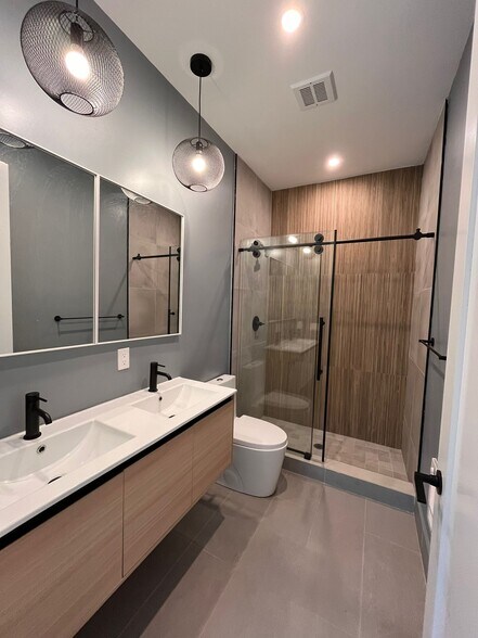 Master Bath - 543 Martin Luther King Jr Dr